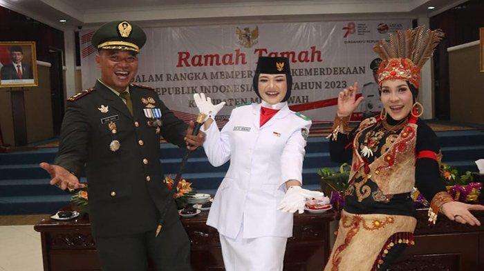 Gita Ayu Hikmania berfoto bersama Dandim 1201/Mph Letkol Inf Daru Cahyo Alam, dan Ketua Persit KCK Cabang XLV Ny Daru Cahyo Alam, Kamis 17 Agustus 2023.