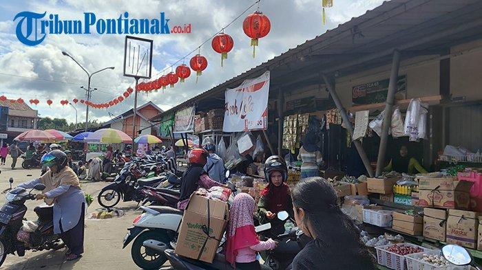Aktivitas di Pasar Sebukit Rama Mempawah, Jumat 23 Februari 2024.