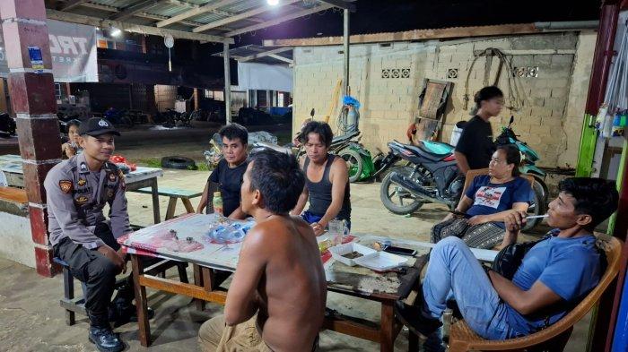 PATROLI MALAM - Anggota Polsek Kuala Behe Briptu Goliat Fran Alipa melaksanakan patroli malam rutin di wilayah hukum Polsek Kuala Behe, Selasa 1 April 2024. Patroli ini bertujuan untuk mencegah berbagai tindak kejahatan seperti pencurian dengan kekerasan (curas), pencurian dengan pemberatan (curat), dan pencurian kendaraan bermotor (curanmor).