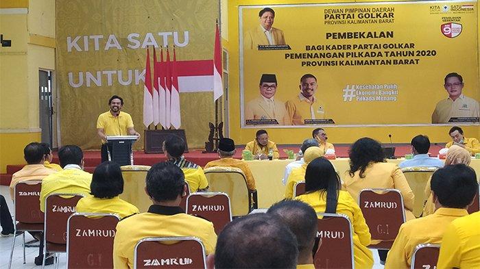 Ketua DPD Partai Golkar Kalbar, Maman Abdurahman saat memberikan sambutan ketika pembekalan bagi kader Partai Golkar Pemenangan Pilkada tahun 2020 di Gedung Zamrud Kota Pontianak, Minggu 8 November 2020.