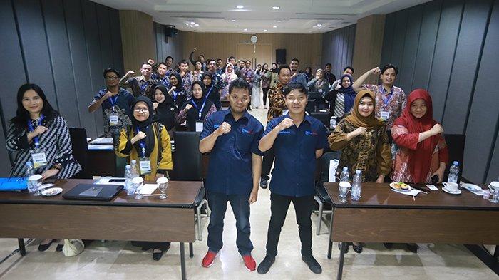Manager Online Tribun Pontianak Marlen Sitinjak dan Fotografer Senior Tribun Pontianak Anesh Viduka foto bersama para peserta dari Kantor Wilayah Badan Pertanahan Nasional Provinsi Kalimantan Barat Bimtek Jurnalistik, Protokoler & Public Speaking di Hotel Orchardz Pontianak, Jalan Gajahmada, Jumat 15 September 2023.