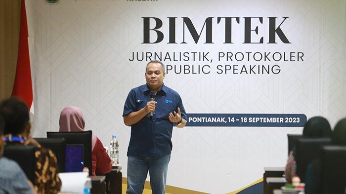 Manager Produksi Tribun Pontianak, Stefanus Akim memberikan materi tentang Bagaimana membuat rilis