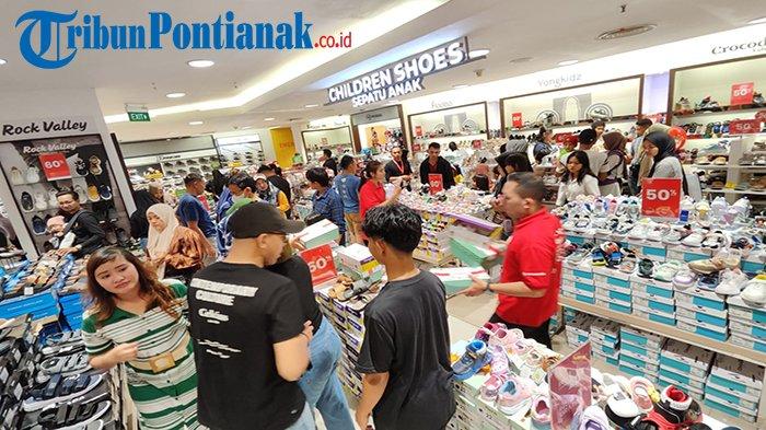 Pengunjung memilih produk fashion Matahari Departemen Store di Ayani Megamall pada Selasa 2 April 2024.
