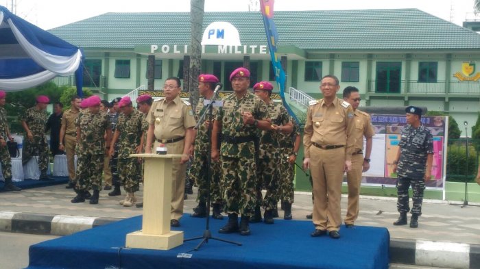 Komandan Koprs Marinir (Dankormar) Mayjen TNI (Mar) Bambang Suswantono menjadi inspektur upacara peresmian Batalyon Marinir Pertahanan Pangkalan (Yonmarhanlan) XII Pontianak pada Selasa (28/11/2017) di alun-alun kota Pontianak. Turut hadir Gubernur Kalbar Cornelis, Walikota Pontianak Sutarmidji, Dan Lantamal XII Pontianak Brigjen TNI (Mar) Endi Supardi, Dan Pasmar 2 Brigjen (Mar) Nur Alamsyah, Dan Lanud Supadio Pontianak Marsma TNI Minggir Tribowo dan Dansat Brimob Polda Kalbar Kombes Pol H T Agus Tri Heriyanto.