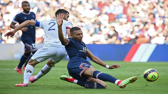 Pemain depan Prancis Paris Saint-Germain Kylian Mbappe berebut bola dengan bek Clermont Florent Ogier saat pertandingan sepak bola L1 Prancis antara Paris-Saint Germain (PSG) dan Clermont Foot 63 di The Parc des Princes Stadium di Paris. Clermont terdegradasi ke Ligue 2 musim 2024/2025