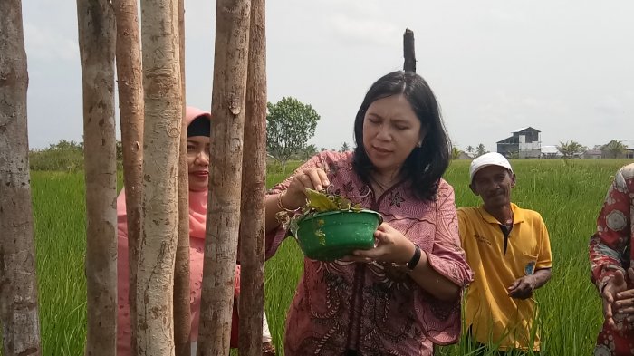 Anggota DPRD Provinsi Kalbar Dapil Mempawah dan Kubu Raya, Meiske Anggrainy ditemani warga yang mewakafkan lahannya, saat melakukan tepung tawar pada lokasi peletakan batu pertama pembangunan SMK Kesehatan Harapan Kita Sejahtera, di Sungai Rengas Kubu Raya, Kamis (22/2/2018).