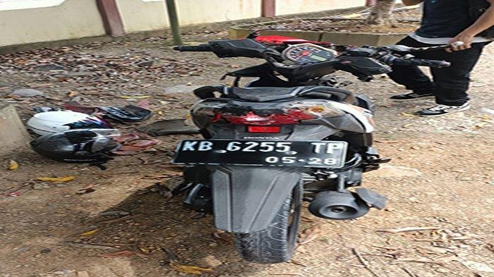 Sepeda motor yang dikendarai korban meninggal usai terlibat kecelakaan lalu lintas di Jalan Raya Lonam, Pemangkat, Kabupaten Sambas, Jumat 21 Juni 2024.