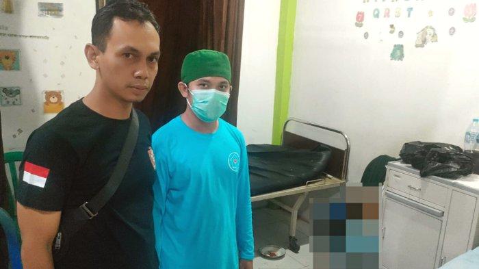 Petugas melihat seorang ibu rumah tangga yang ditemukan dalam keadaan tak bernyawa di ruang rawat inap Puskesmas Ambawang, Kecamatan Sungai Ambawang, Kabupaten Kubu Raya, Kalimantan Barat, Rabu 19 Juli 2023 kemarin. Korban diduga meninggal dunia akibat serangan jantung.