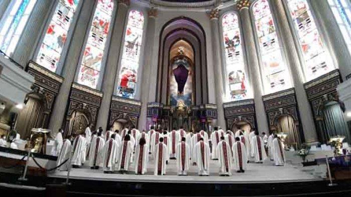Uskup Agung Pontianak Mgr Agustinus Agus memimpin Perayaan Ekarisiti Pembaruan Janji Imamat dan Pemberkatan Minyak Suci, Rabu 31 Maret 2021 sore di Gereja St. Yosef Katedral Pontianak.