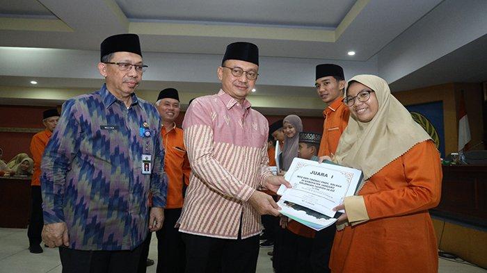 Wali Kota Pontianak Edi Rusdi Kamtono menyerahkan secara simbolis bonus bagi para pemenang MTQ XXXI Tingkat Provinsi Kalbar.