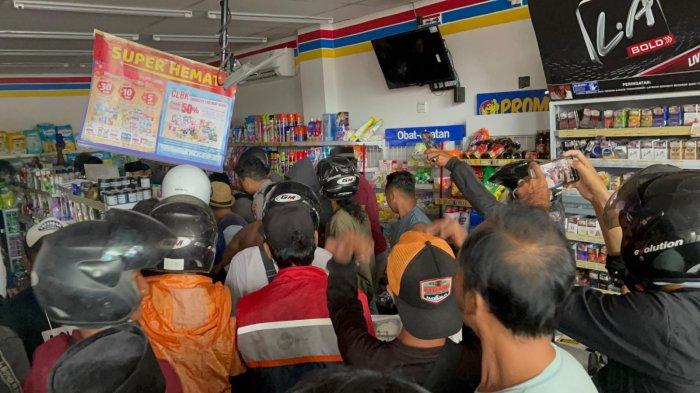Polisi mengamankan seorang pria berinisial AR (25) usai melakukan pengrusakan dengan menggunakan sebuah besi pagar di Indomaret Raya Ambawang, Kabupaten Kubu Raya, Minggu 26 Januari 2025