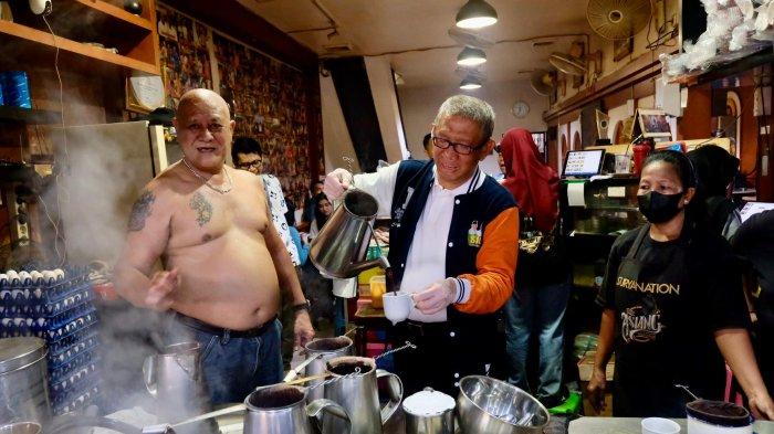 Calon Gubernur Kalimantan Barat (Kalbar) nomor urut 1, Sutarmidji ngopi pagi bersama masyarakat di warung kopi (warkop) Asiang, Jalan Merapi, Kota Pontianak, Sabtu 23 November 2024 pagi.