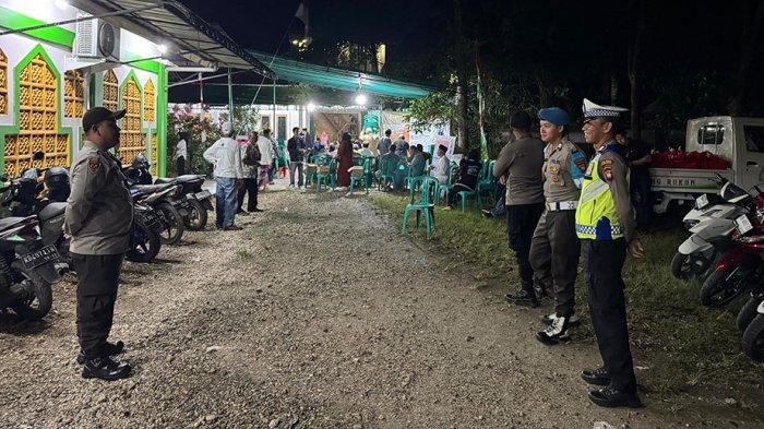 Personel OMP Polres Singkawang dan Polsek Singkawang Tengah melaksanakan pengamanan kegiatan kampanye pasangan calon (Paslon) Walikota dan Wakil Wali kota Singkawang Tahun 2024 nomor urut 01, H. Abdul Muthalib, S.E., M.E., dan Drs. H. Irwan, M.Si, Minggu 3 November 2024 malam.