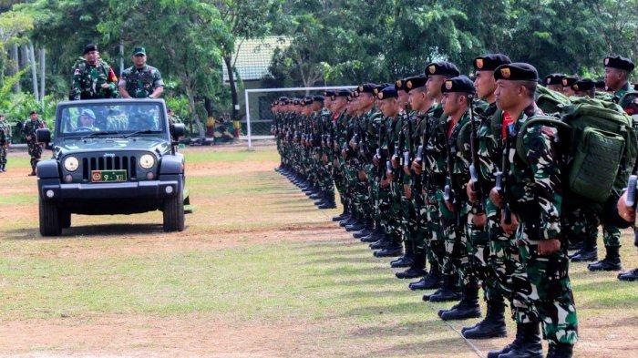 Asops Kasdam XII/Tanjungpura Kol Inf Zaiful Rakhman periksa pasukan Prajurit Yonkav 12 BC yang akan bertugas sebagai Satgas Pamtas RI-Malaysia Sektor Barat Kalimantan Barat pada Sabtu 8 Juni 2024 di Mako Yonkav 12 /BC di Desa Peniti kec Jongkat.
