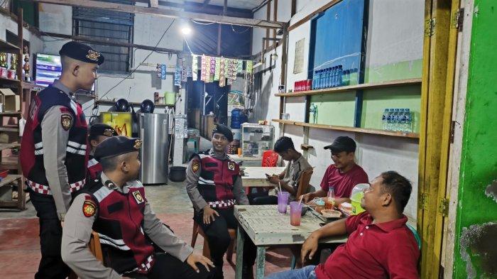 Satgas Preemtif Operasi Mantap Praja Kapuas 2024 dari Polres Sekadau melaksanakan patroli dialogis di tengah masyarakat, menciptakan momen penuh kehangatan saat berdialog dengan warga di sekitar Pasar Flamboyan dan kawasan pemukiman warga, Kamis 19 September 2024 malam.
