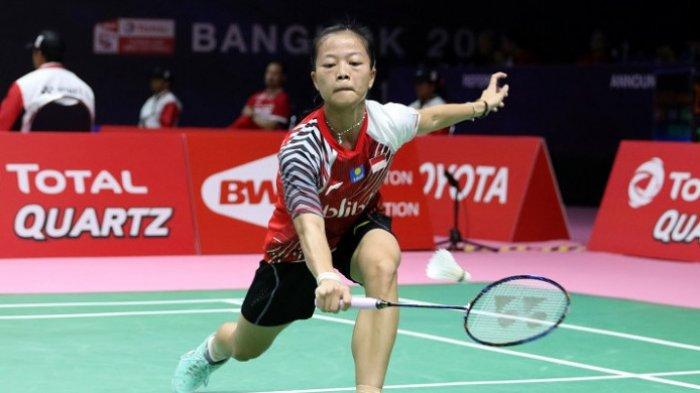 Pebulu tangkis tunggal putri Indonesia, Fitriani, mengembalikan kok ke arah Soniia Cheah di partai pertama penyisihan Grup D melawan Malaysia pada Piala Uber 2018 di Impact Arena, Bangkok, Thailand, Senin (21/5/2018). Fitriani merupakan satu diantara juara Thailand Masters asal Indonesia