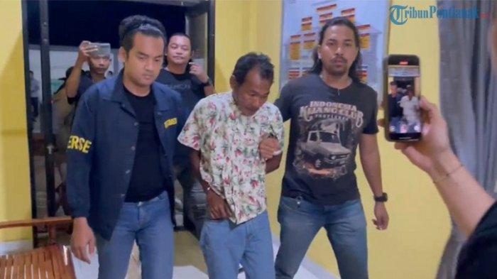 KASUS RAFA FAUZAN - Tampang pelaku berinisial AB, pria pelaku hilangnya balita Rafa Fauzan di Singkawang saat digiring ke Mapolres Singkawang pada Sabtu 14 Juni 2025 malam. AB mengaku melancarkan aksinya sendirian.