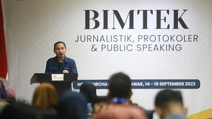 Pemimpin Redaksi Tribun Pontianak Safruddin memberikan kata sambutan dalam Bimtek Jurnalistik, Protokoler & Public Speaking di Hotel Orchardz Pontianak, Jalan Gajahmada, Rabu 14 September 2023.