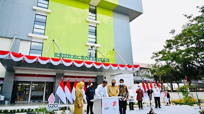 Penandatangan prasasti peresmian Tower RSUD dr Soedarso Pontianak oleh Presiden Jokowi didampingi Menkes RI, Gubernur Sutarmidji dan Direktur RSUD dr. Soedarso Drg. Yuliastuti Saripawan di Halaman RSUD Soedarso Pontianak, Selasa 9 Agustus 2022