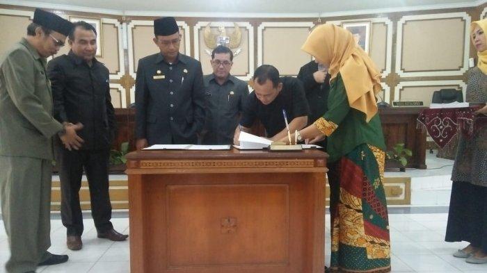 Penandatanganan berita acara Rapat paripurna Pandangan Umum Fraksi atas APBD Perubahan Kota Singkawang beberapa waktu lalu.