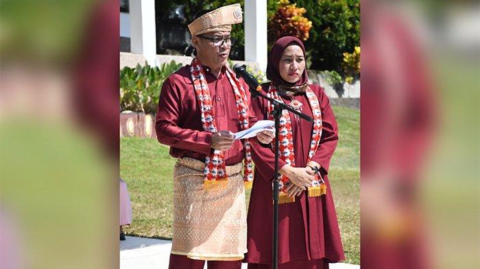 Penjabat (Pj) Bupati Kayong Utara, Romi Wijaya didampingi Pj Ketua TP PKK Kabupaten Kayong Utara, Tengku Mardiana Romi menghadiri acara pisah sambut Citra Duani dan Effendi Ahmad bersama Aparatur Sipil Negara (ASN) di lingkungan pemerintah Kabupaten Kayong Utara berlangsung di halaman Kantor Bupati, Sukadana, Kamis (21/9/2023).