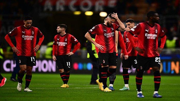 Reaksi penyerang AC Milan Prancis #09 Olivier Giroud dan rekan satu timnya di akhir pertandingan sepak bola Grup F Liga Champions UEFA antara AC Milan dan Borussia Dortmund di stadion San Siro di Milan pada 28 November 2023.