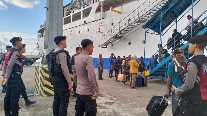 Kapolsek Kawasan Pelabuhan Dwikora, AKP Jatmiko dan personel Polresta Pontianak memimpin langsung kegiatan pengamanan ini dengan penuh dedikasi dan profesionalisme, Kamis 11 April 2024.