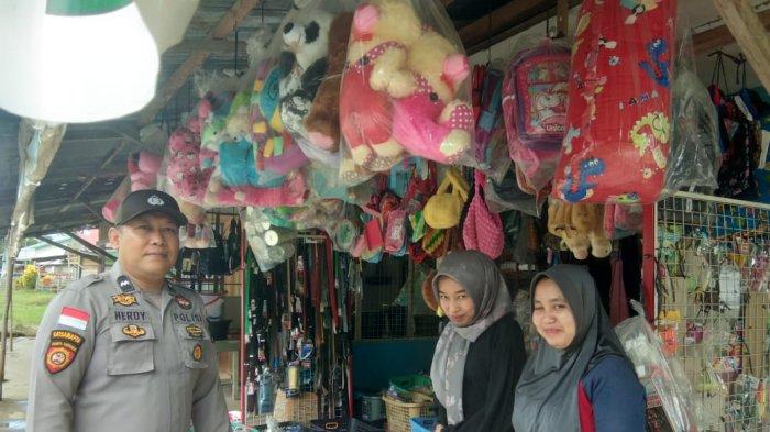 PATROLI RUTIN - Personel Samapta Polsek Empanang lakukan patroli ke pertokoan, Rabu 14 Mei 2025. Patroli ini untuk mencegah berbagai bentuk gangguan keamanan, khususnya aksi premanisme dan tindak kriminal lainnya di wilayah hukum setempat.