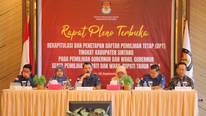 Rapat pleno terbuka rekapitulasi dan penetapan DPT pada Pilkada Serentak 2024 yang berlokasi di Hotel Bagoes Sintang, Jumat 20 September 2024