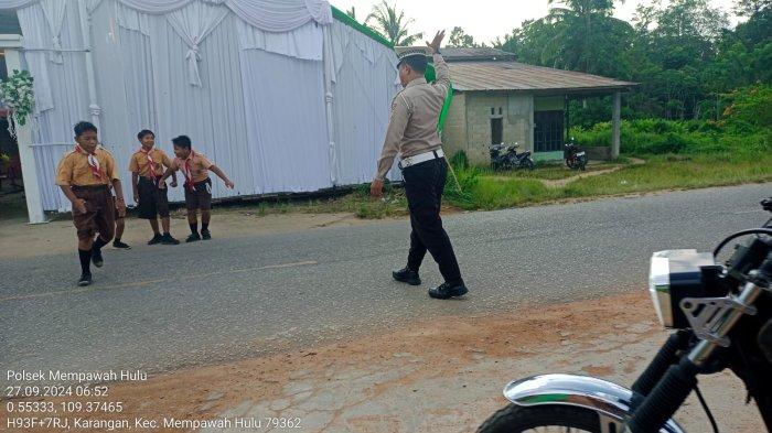 Anggota Polsek Mempawah Hulu melalui Unit Lantas Polsek Mempawah Hulu melaksanakan kegiatan strong point, Jumat 27 September 2024.