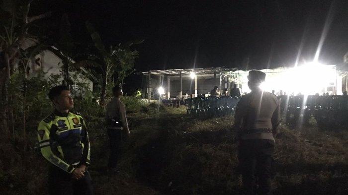 Polisi jaga-jaga dilokasi kampanye calon Wali Kota dan Wakil Wali Kota Singkawang nomor urut 03, Dr. H. Andi Syarif Tuw, ST, M.T, M.Si (Han) dan Ir. H. Yusnita Fitriadi, Jumat 22 November 2024 malam. Kampanye berlangsung aman dan kondusif.