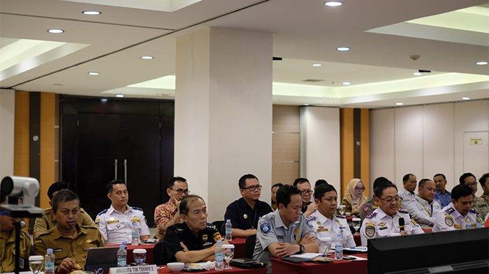 Kepala Cabang PT Jasa Raharja Kalimantan Barat, AA Lanang Dawan Wisnu Wardana bersama General Manager Jasa Raharja Putera Cabang Pontianak dan para stackholder lainnya turut serta dalam Pra Sidang Sosial dan Ekonomi Malaysia Indonesia (Sosek Malindo) Pemerintah Provinsi Kalimantan Barat dan Pemerintah Sarawak Bidang Perhubungan dan Asuransi di Hotel Transera, Senin 21 Agustus 2023.