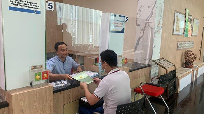 Kementerian Agraria dan Tata Ruang/Badan Pertanahan Nasional (ATR/BPN) telah meluncurkan program Pelayanan Tanah Akhir Pekan atau yang dikenal dengan PELATARAN sejak 2022 silam. Program ini dinilai sangat membantu masyarakat karena menjadi solusi dalam proses pengurusan administrasi pertanahan pada akhir pekan.