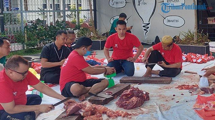 Suasana Rutan Pontianak saat proses pemotongan daging kurban pada Idul Adha 1445 Hijriah, Senin 17 Juni 2024.