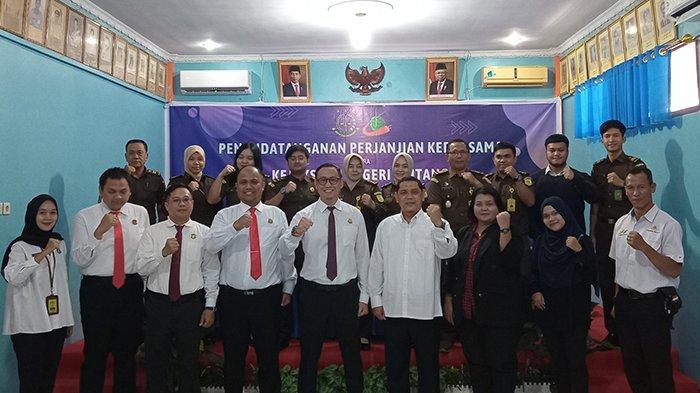 PTPN XIII dan Kejaksaan Negeri Sintang foto bersama usai penandatangan kerjasama Melalui Mou.