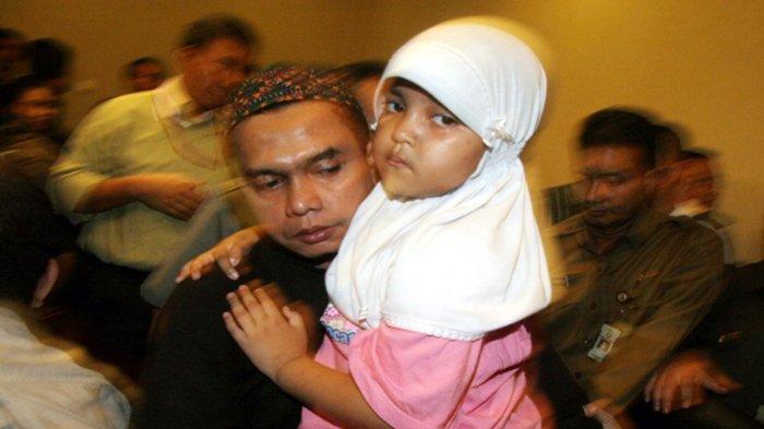 Raisya Ali (5) (kanan), seorang anak korban penculikan digendong Ali Said (kiri) ayahnya usai dibebaskan di Polda Metro Jaya, Jakarta, Jumat (24/8). Raisya diculik oleh empat lelaki tak dikenal sejak tanggal 15 Agustus 2007 usai pulang sekolah di Kompleks TNI AU, Cipinang Melayu, Jakarta Timur. PersdaNetwork/Bian Harnansa, Jumat (24/8/2007).