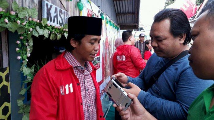 Sekjen Partai Solidaritas Indonesia (PSI) Raja Juli Antoni saat diwawancarai awak media di Kafe Rossela, kecamatan Kapuas, kabupaten Sanggau, Rabu (23/1/2019). Cek Harta kekayaanya dalam artikel ini