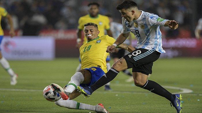 Raphinha Brasil (kiri) dan Argentina Marcos Acuna berebut bola selama pertandingan sepak bola kualifikasi Amerika Selatan untuk Piala Dunia FIFA