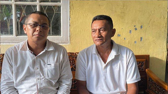 BERI KETERANGAN - Ayah korban, Rasiwan bersama Kuasa hukumnya saat dijumpai Tribun Pontianak, pada Senin 16 Juni 2025. Ia mengaku sangat terkejut dan syok saat mengetahui fakta bahwa pelaku yang diduga berinisial AB, diketahui merupakan tetangga dekat korban dan sempat berpura-pura ikut mencari bersama warga.