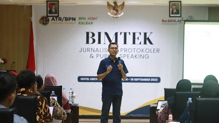Redaktur Tribun Pontianak, M Arief Pramono memaparkan materi tentang Informasi Belum Tentu Berita pada Bimtek Jurnalistik, Protokoler & Public Speaking yang digelar ATR/BPN Provinsi Kalbar dan Tribun Pontianak di Hotel Orchardz Pontianak, Jalan Gajahmada, Kamis 14 September 2023.