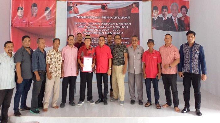 Mantan Camat Kapuas, Kabupaten Sanggau, Jemain saat foto bersama usai mengambil formulir pendaftaran sebagai bakal calon Wakil Bupati Sanggau pada pilkada serentak tahun 2024 di sekretariat DPC Partai PDI Perjuangan Kabupaten Sanggau, Kalimantan Barat, Rabu 17 April 2024.