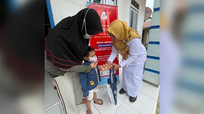 Tribun Pontianak kembali salurkan telur kepada anak asuh di Desa Teluk Kapuas Kabupaten Kubu Raya, Selasa 26 September 2023.