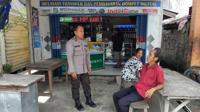 PATROLI SAMBANG - Anggota Polsek Mandor Aipda Dwi Anto melaksanakan kegiatan sambang dan patroli dialogis ke sejumlah titik di wilayah binaannya, Senin 16 Juni 2025. Memberikan imbauan kamtibmas agar masyarakat tetap waspada terhadap tindak kejahatan seperti penipuan digital, pencurian, maupun peredaran narkoba.