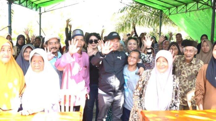 Masyarakat Dusun Kuayan senyum bahagia sambut Bupati Sambas Satono resmikan Jembatan Berkemajuan ke-53, Selasa 18 Juni 2024.