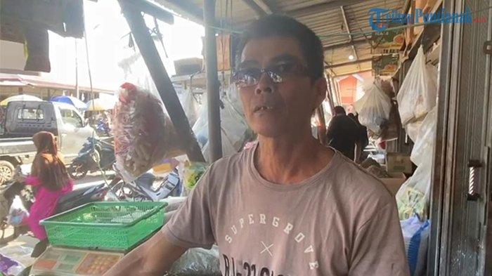 Agus, salah satu pedagang di Pasar Sebukit Rama Mempawah, saat ditemui, Rabu 24 Januari 2024.