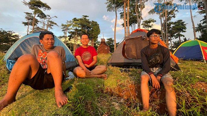 Beberapa pengunjung di Pantai Temajuk sedang berliburan pada Minggu 14 Maret 2024.