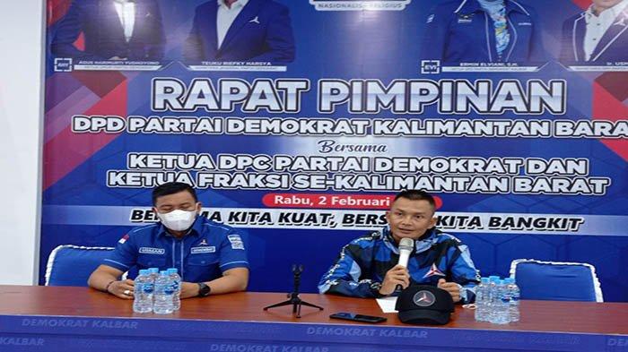 Sekretariat DPD Partai Demokrat Kalbar, Usman (kiri) bersama Ketua SC Muscab Serentak Partai Demokrat se Kalimantan Barat tahun 2022, Andi Aswad.