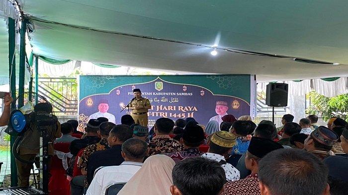 Bupati Sambas Satono ketika menghadiri halal bihalal dan silaturahmi bersama gabungan kelompok tani (gapoktan), penyuluh pertanian lapangan. Kegiatan berlangsung di halaman rumah Plt Kepala Dinas Pertanian Kabupaten Sambas, Senin 29 April 2024.