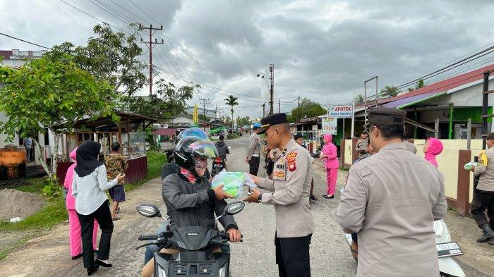BAGIKAN TAKJIL - Personel Polsek Simpang Hilir bagikan takjil kepada masyarakat di depan Mako Polsek Simpang Hilir dan Bundaran Tugu Teluk Melano, Kecamatan Simpang Hilir, Minggu 9 Maret 2025. Takjil yang dibagikan terdiri dari makanan ringan dan minuman segar kepada masyarakat sekitar Teluk Melano dan masyarakat luar Teluk Melano yang melintas di Jl. Merdeka Teluk Melano.