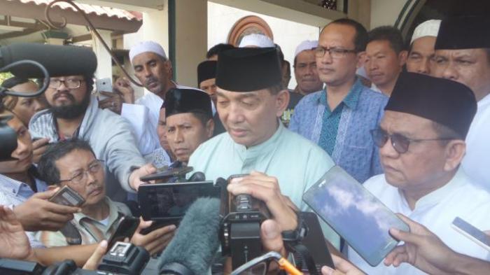 Sosok Sjafrie Sjamsoeddin saat diwawancarai awak media